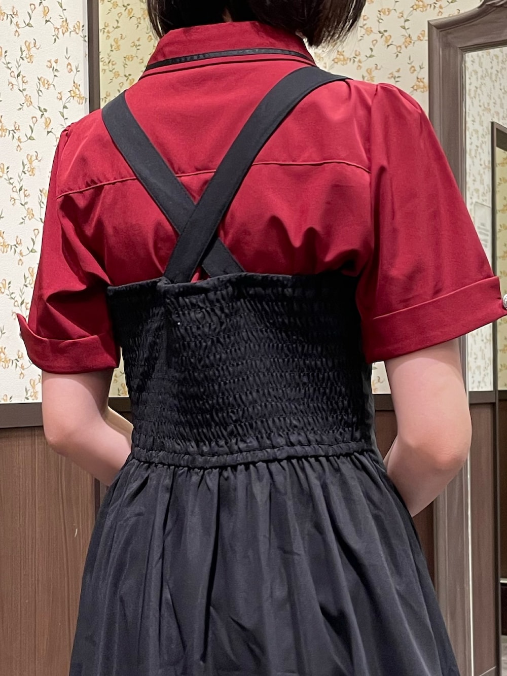 ブラック系のブルゾン、レッド系のシャツ/ブラウス、ブラック系のサンダルを着用したレディースの春コーディネートの4枚目の写真