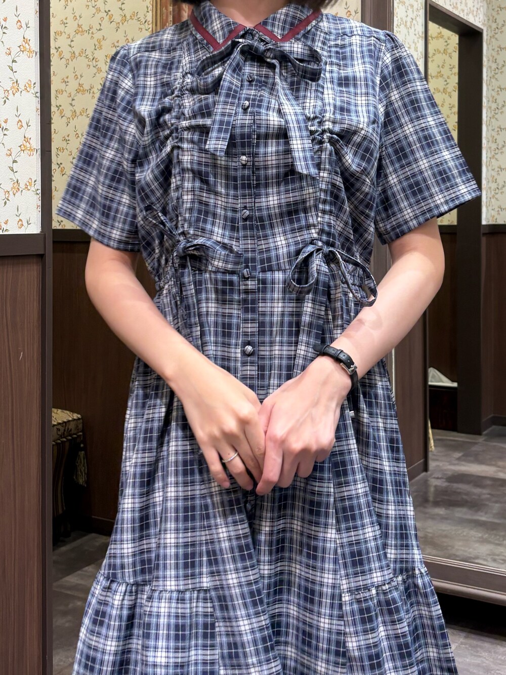 ホワイト系のタンクトップ、ブルー系のワンピース、ブラウン系のボストンバッグを着用したレディースの夏コーディネートの7枚目の写真