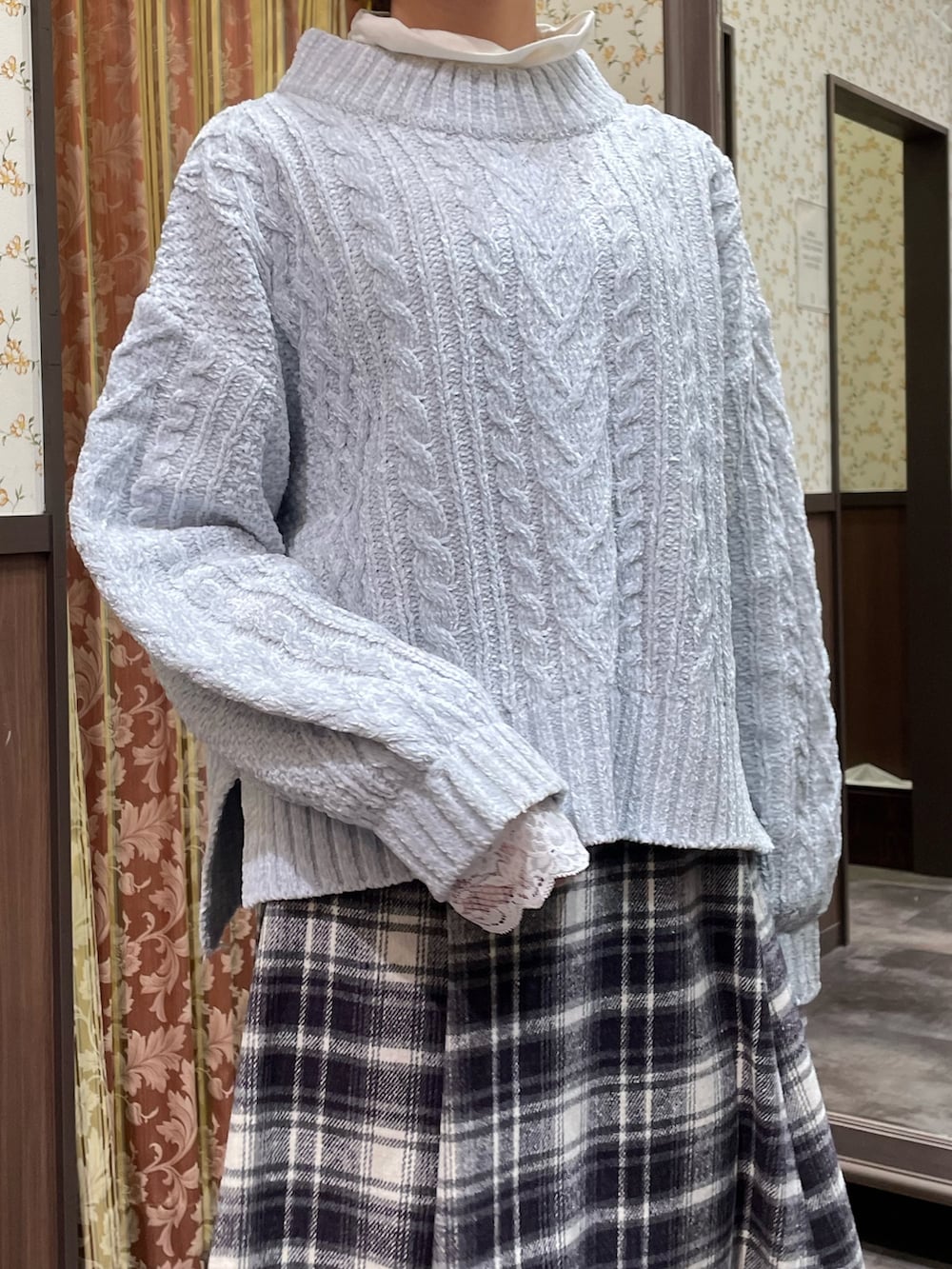 ホワイト系のダッフルコート、ブルー系のニット/セーター、パープル系のスカートを着用したレディースの冬コーディネートの5枚目の写真