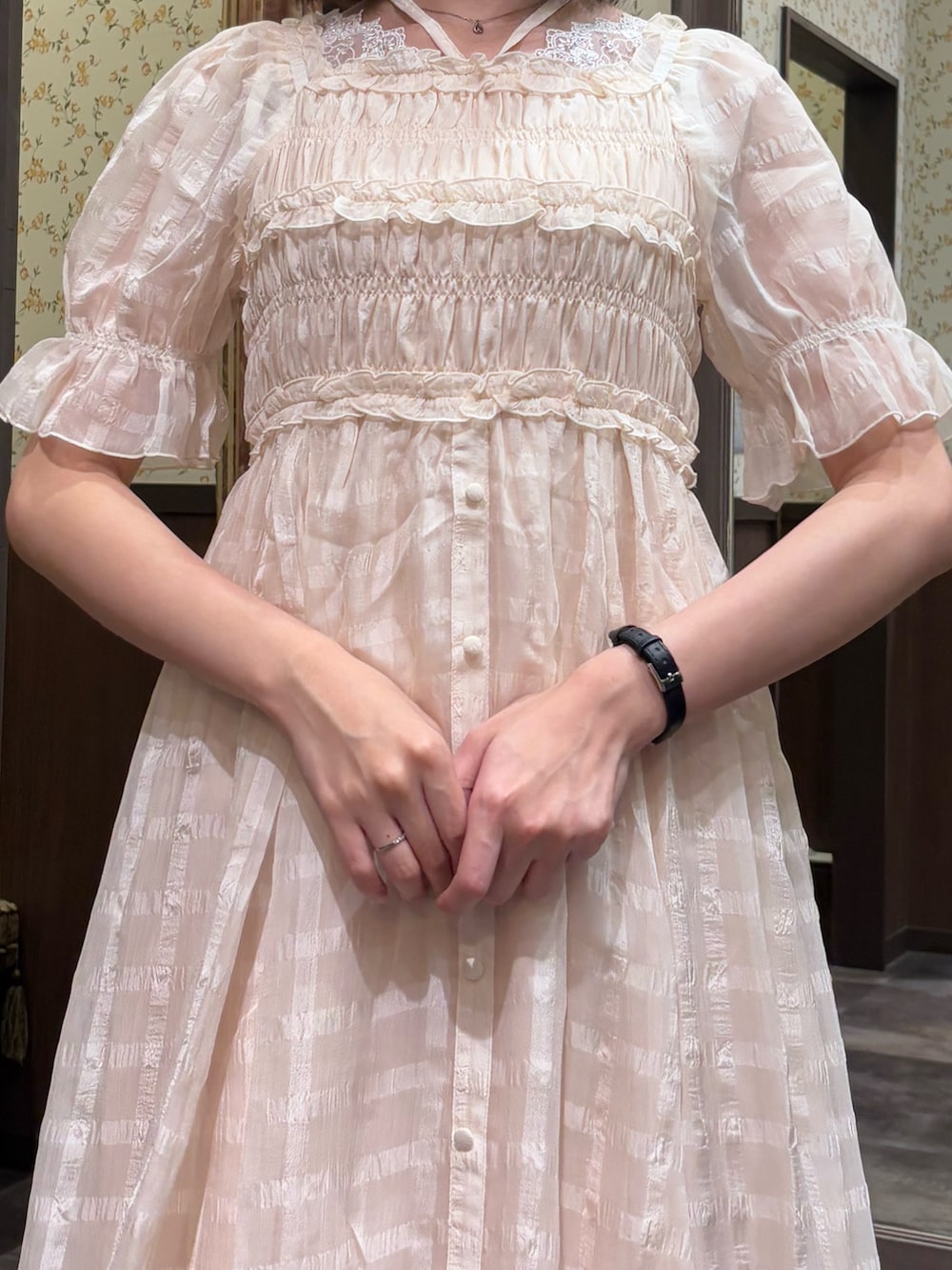 「axes femme、きれいめコーディネート、キレイめカジュアル、ワンピースコーデ、大人フェミニン、大人ガーリー、夏ファッション、ワンピーススタイル、ワンピース、パンプス、大人カジュアル、大人かわいい、大人女子」｜「axes femmeの吸水速乾チュールレースタンク（タンクトップ、ホワイト系）」を使った、白あんさん（骨格ウェーブ・レディース・162cm）の夏コーディネートの7枚目の写真