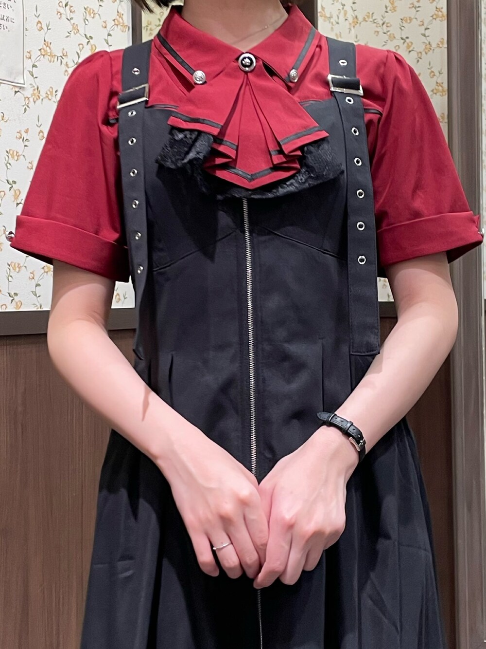 ブラック系のブルゾン、レッド系のシャツ/ブラウス、ブラック系のサンダルを着用したレディースの春コーディネートの3枚目の写真