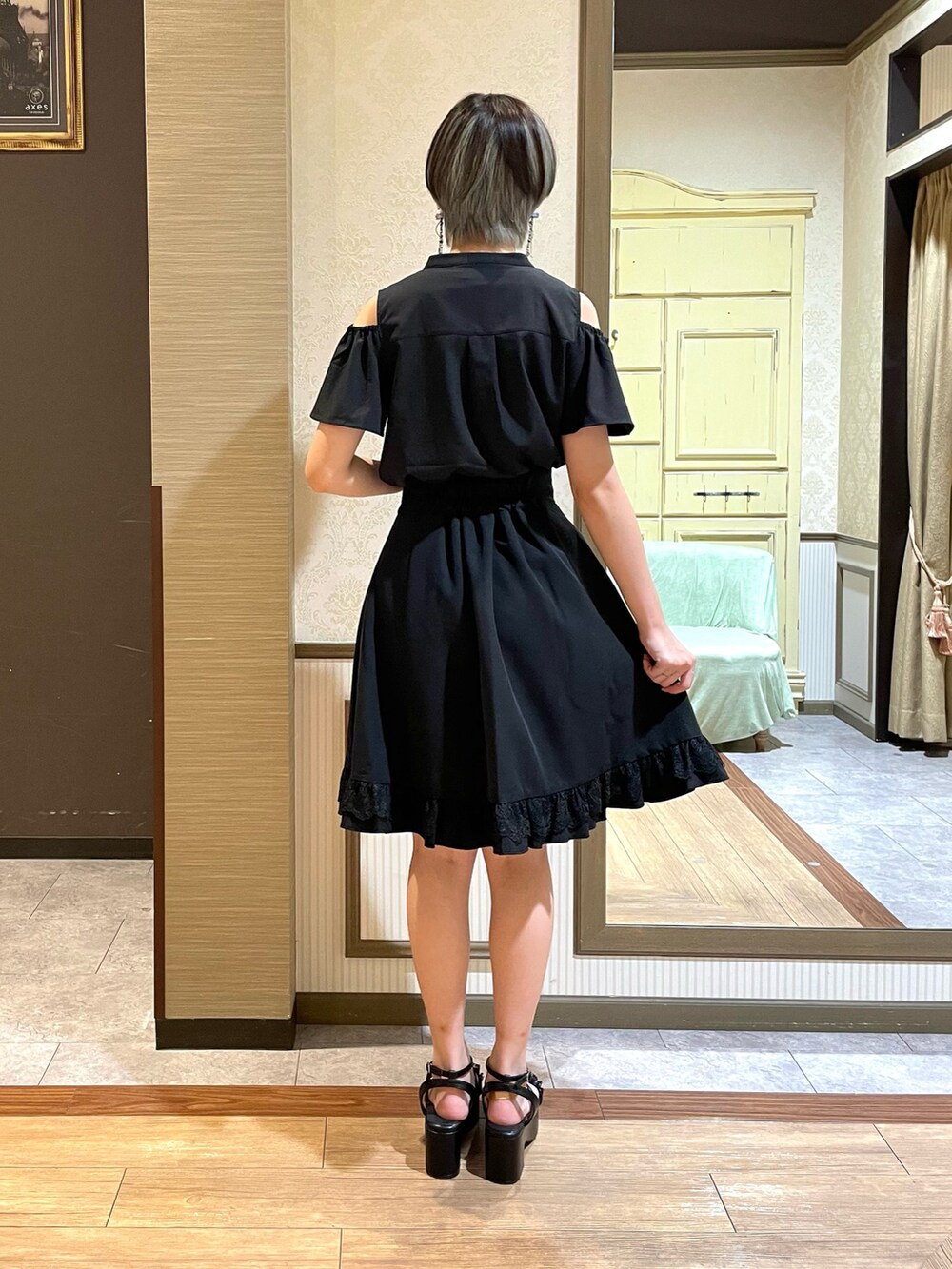 「axes femme、夏コーデ、オトナカワイイ、ワントーンコーデ」|「axes femmeのシフォン×グリッターサンダル(サンダル、ブラック系)」を使った、白あんさん(レディース・161cm)の夏コーディネートの3枚目の写真