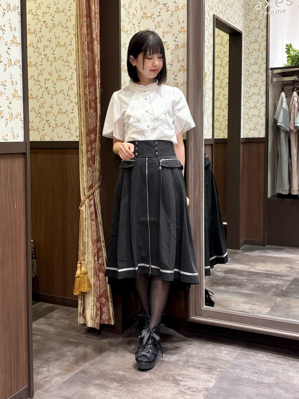 ブラック系のカーディガン/ボレロ、ブラック系のスカート、ブラック系のサンダルを着用したレディースの夏コーディネートの6枚目の写真