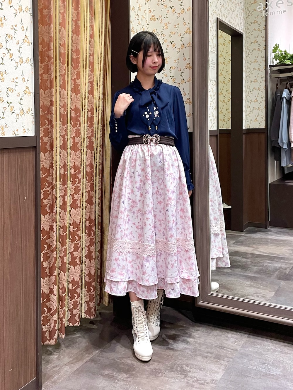 ホワイト系のスカート、ブルー系のシャツ/ブラウス、ホワイト系のカーディガン/ボレロを着用したレディースの冬コーディネートの5枚目の写真