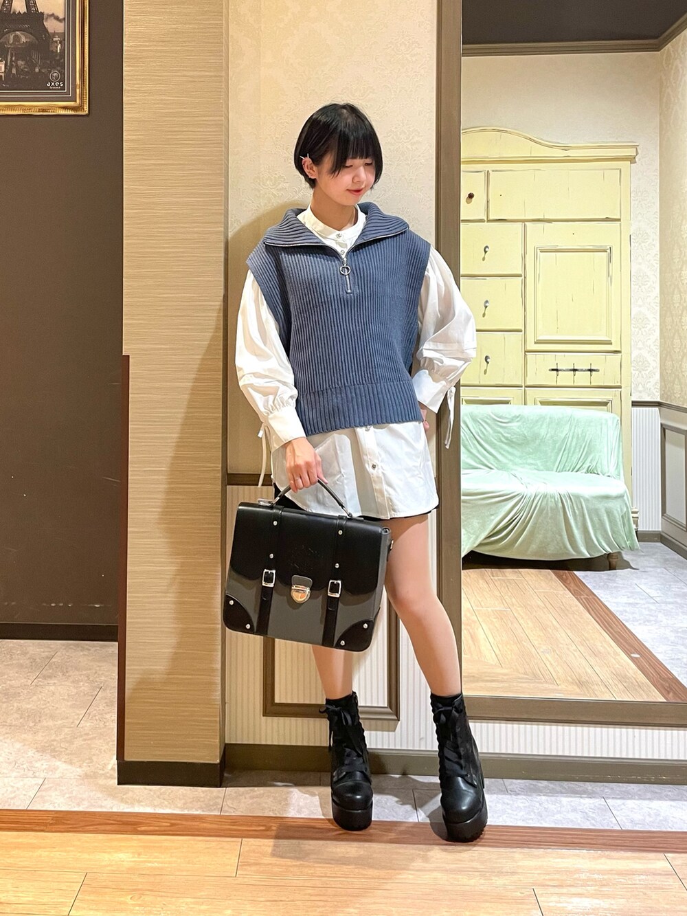 「axes femme、カジュアル、ショートパンツ、秋コーデ」｜「axes femmeの吸水速乾フラワーレースタンク（タンクトップ、ホワイト系）」を使った、白あんさん（レディース・161cm）の秋コーディネートの2枚目の写真