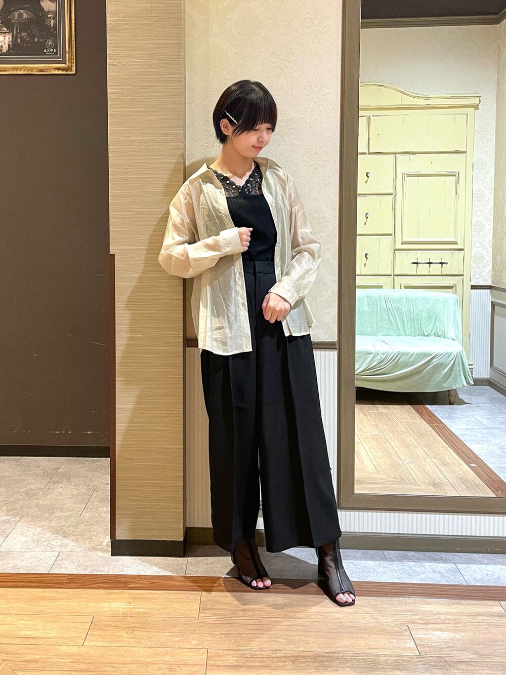 ブラック系のタンクトップ、ブラック系のその他パンツ、ブラック系のブーツを着用したレディースの夏コーディネートの6枚目の写真