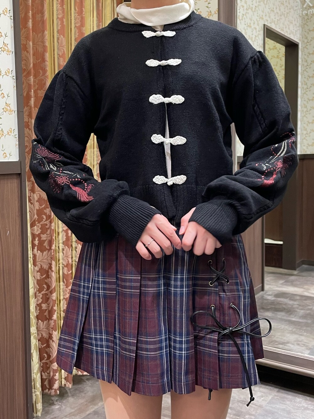 レッド系のその他パンツ、ブラック系のカーディガン/ボレロ、ブラック系のブーツを着用したレディースの冬コーディネートの4枚目の写真