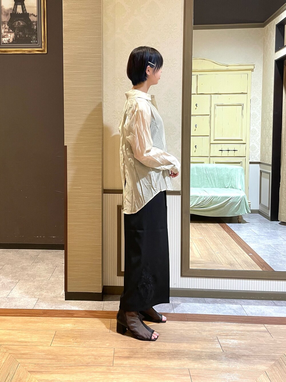 ブラック系のタンクトップ、ブラック系のその他パンツ、ブラック系のブーツを着用したレディースの夏コーディネートの4枚目の写真