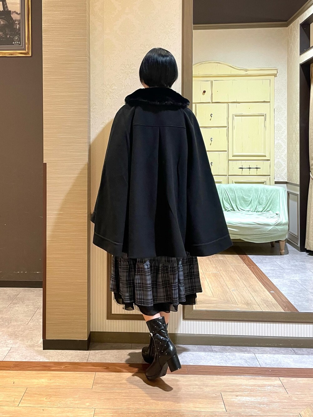 ブルー系のスカート、ブラック系のブーツ、ホワイト系のシャツ/ブラウスを着用したレディースの秋コーディネートの4枚目の写真