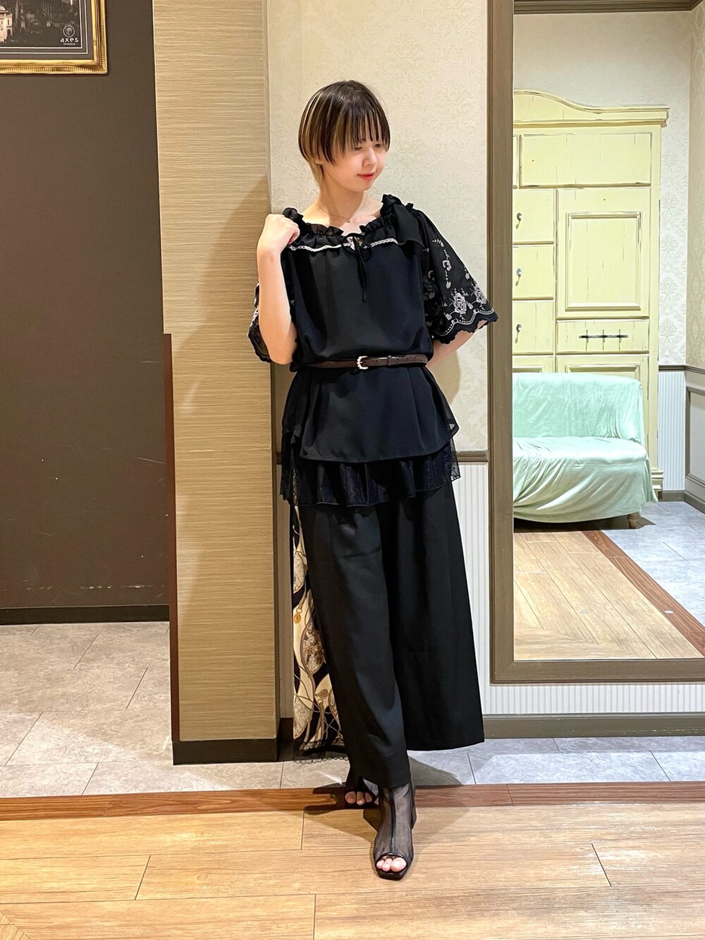 ブラック系のブーツ、ブラック系のTシャツ/カットソー、ブラック系のタンクトップを着用したレディースの夏コーディネートの2枚目の写真