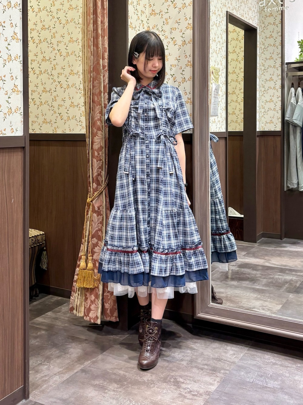 ホワイト系のタンクトップ、ブルー系のワンピース、ブラウン系のボストンバッグを着用したレディースの夏コーディネートの5枚目の写真