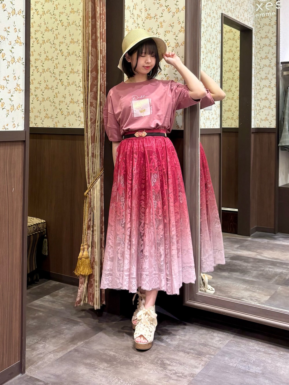 ピンク系のTシャツ/カットソー、レッド系のスカート、ホワイト系のトートバッグを着用したレディースの春コーディネートの3枚目の写真