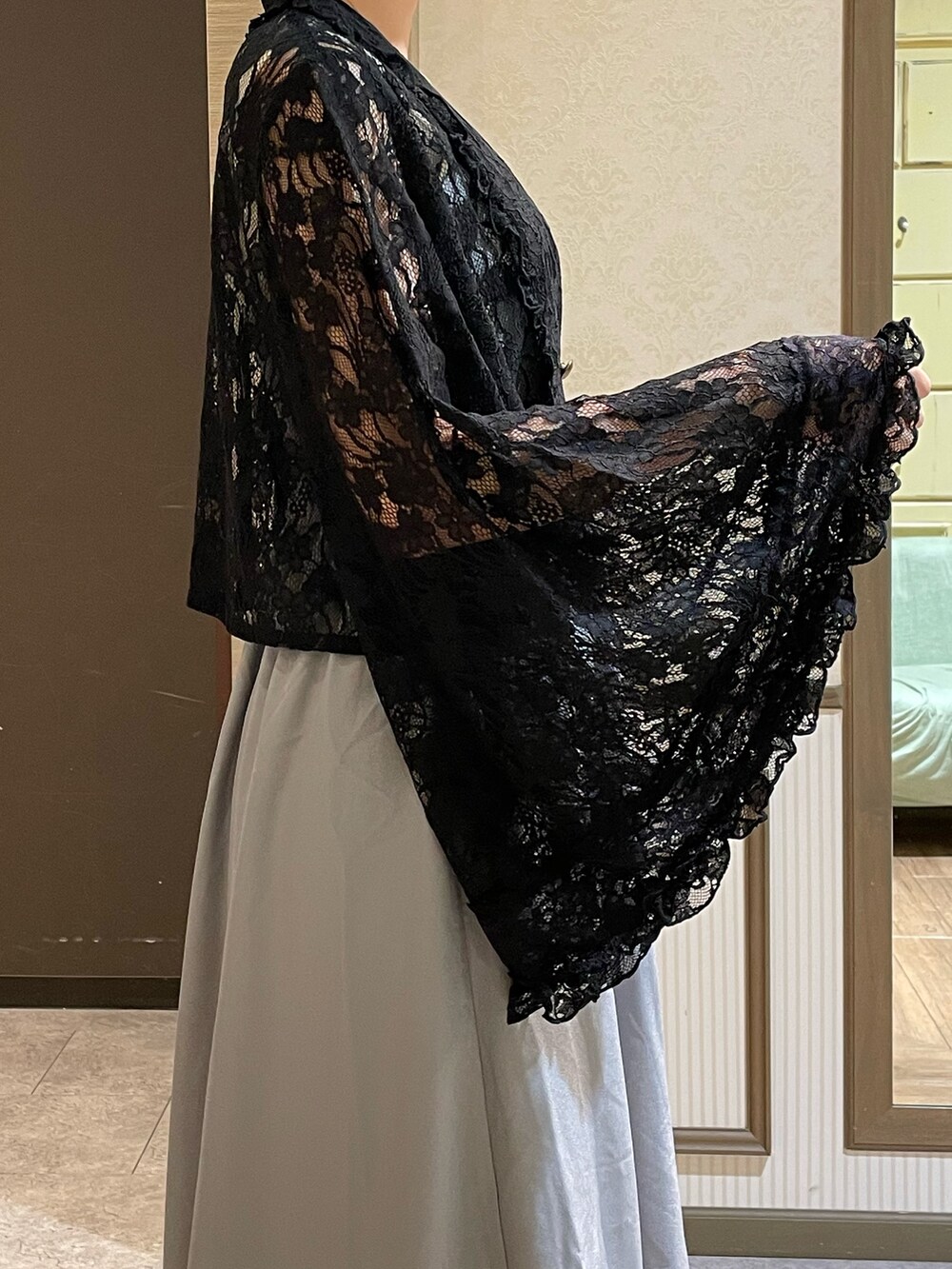 ホワイト系のタンクトップ、ブラック系のブーツ、ブラック系のボストンバッグを着用したレディースの夏コーディネートの4枚目の写真