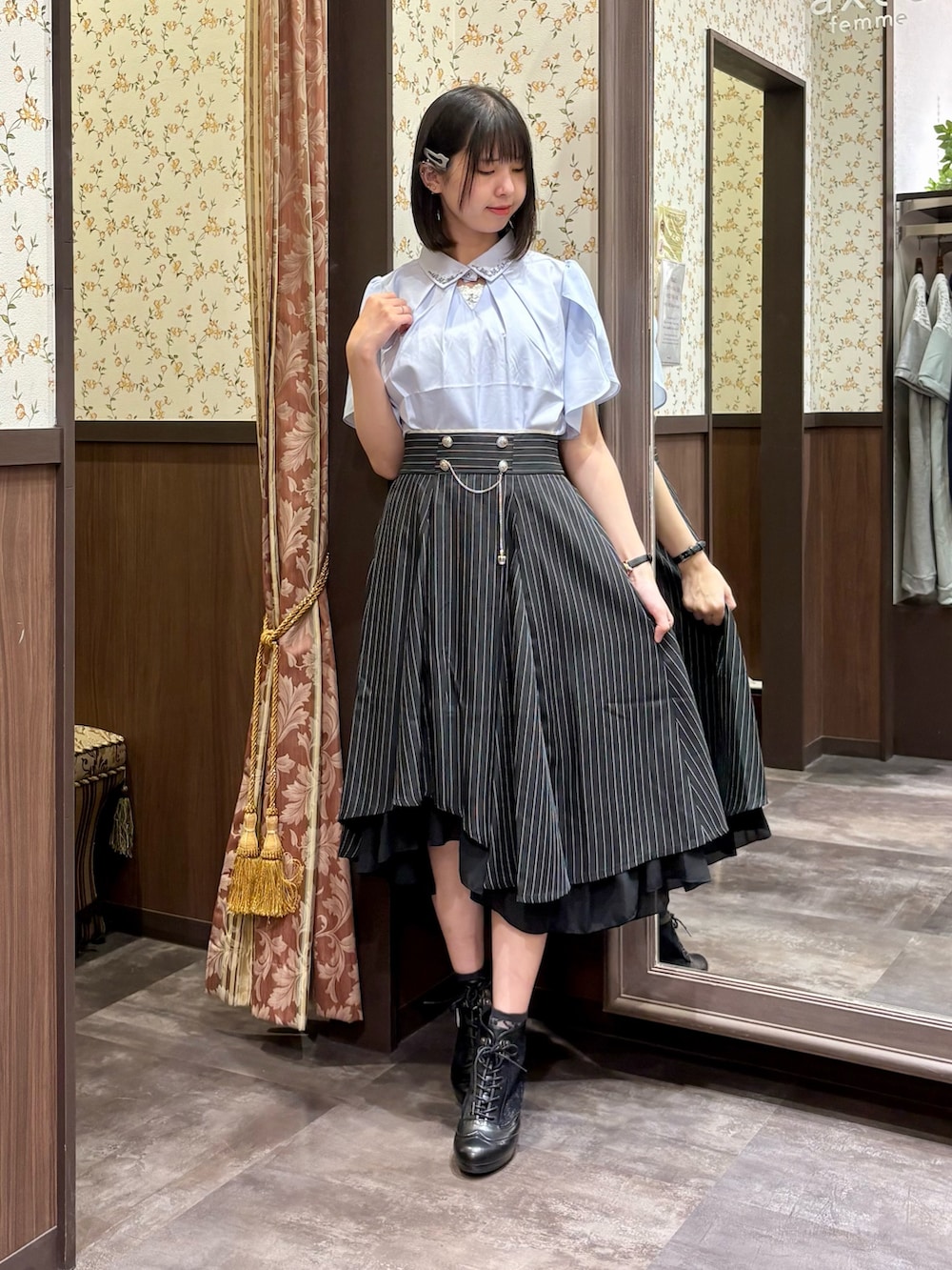 ブルー系のシャツ/ブラウス、ブラック系のスカート、ホワイト系のタンクトップを着用したレディースの夏コーディネートの5枚目の写真