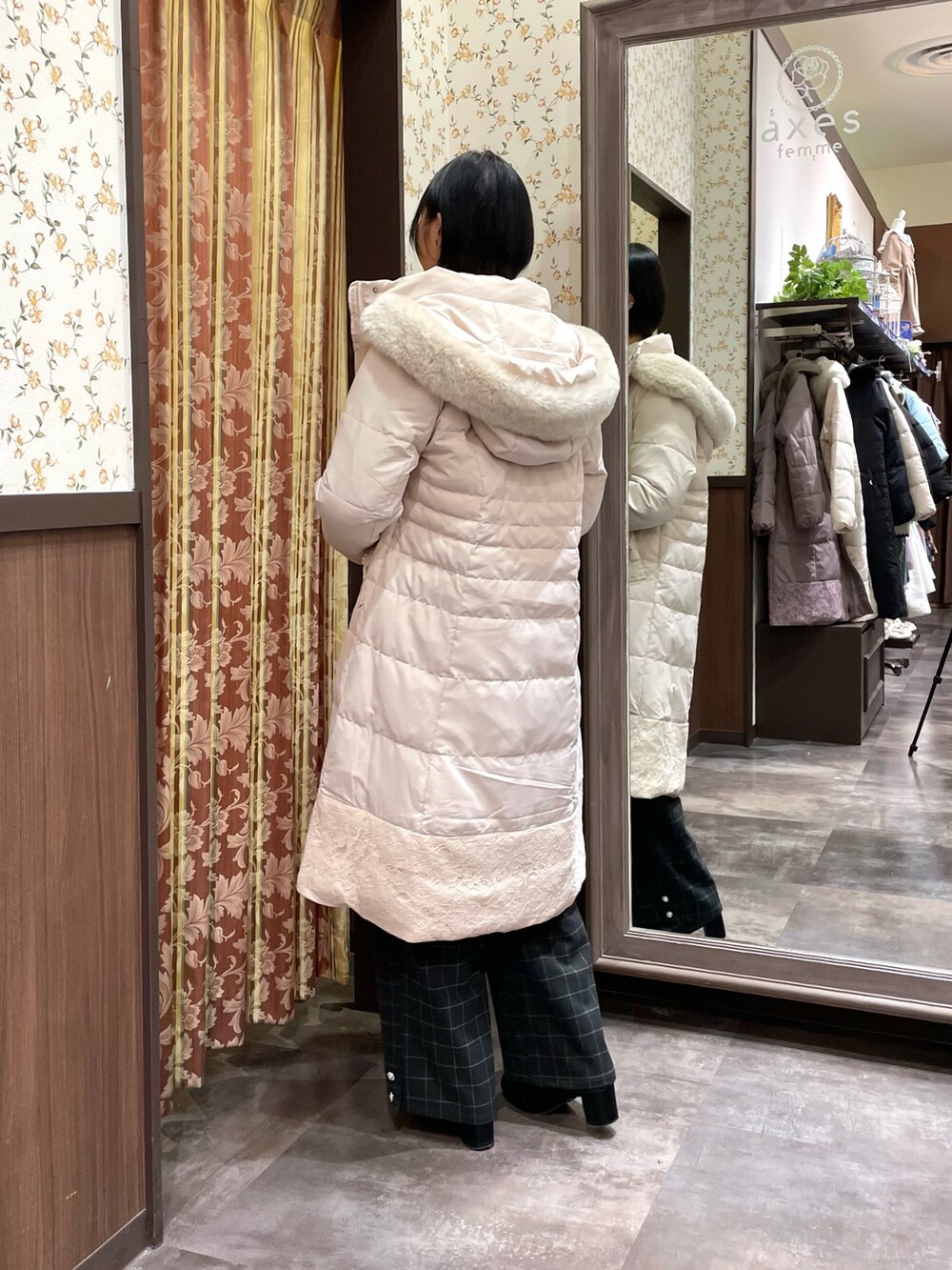 ベージュ系のダウンジャケット/コート、グリーン系のチュニック、ブラック系のその他パンツを着用したレディースの冬コーディネートの3枚目の写真