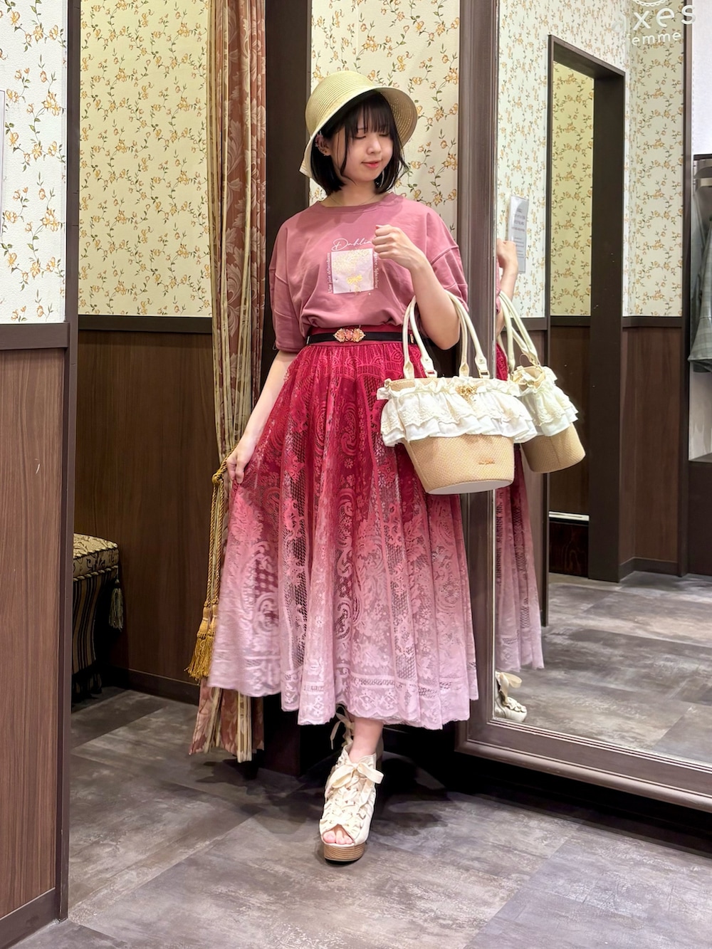 ピンク系のTシャツ/カットソー、レッド系のスカート、ホワイト系のトートバッグを着用したレディースの春コーディネートの2枚目の写真