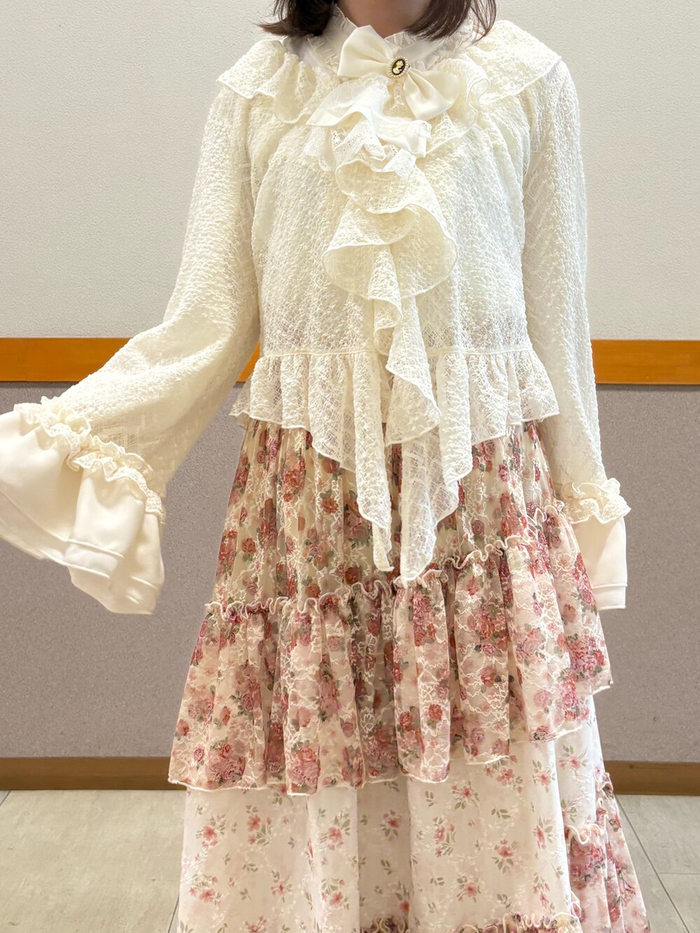 ホワイト系のシャツ/ブラウス、ホワイト系のカーディガン/ボレロ、ベージュ系のスカートを着用したレディースの秋コーディネートの8枚目の写真