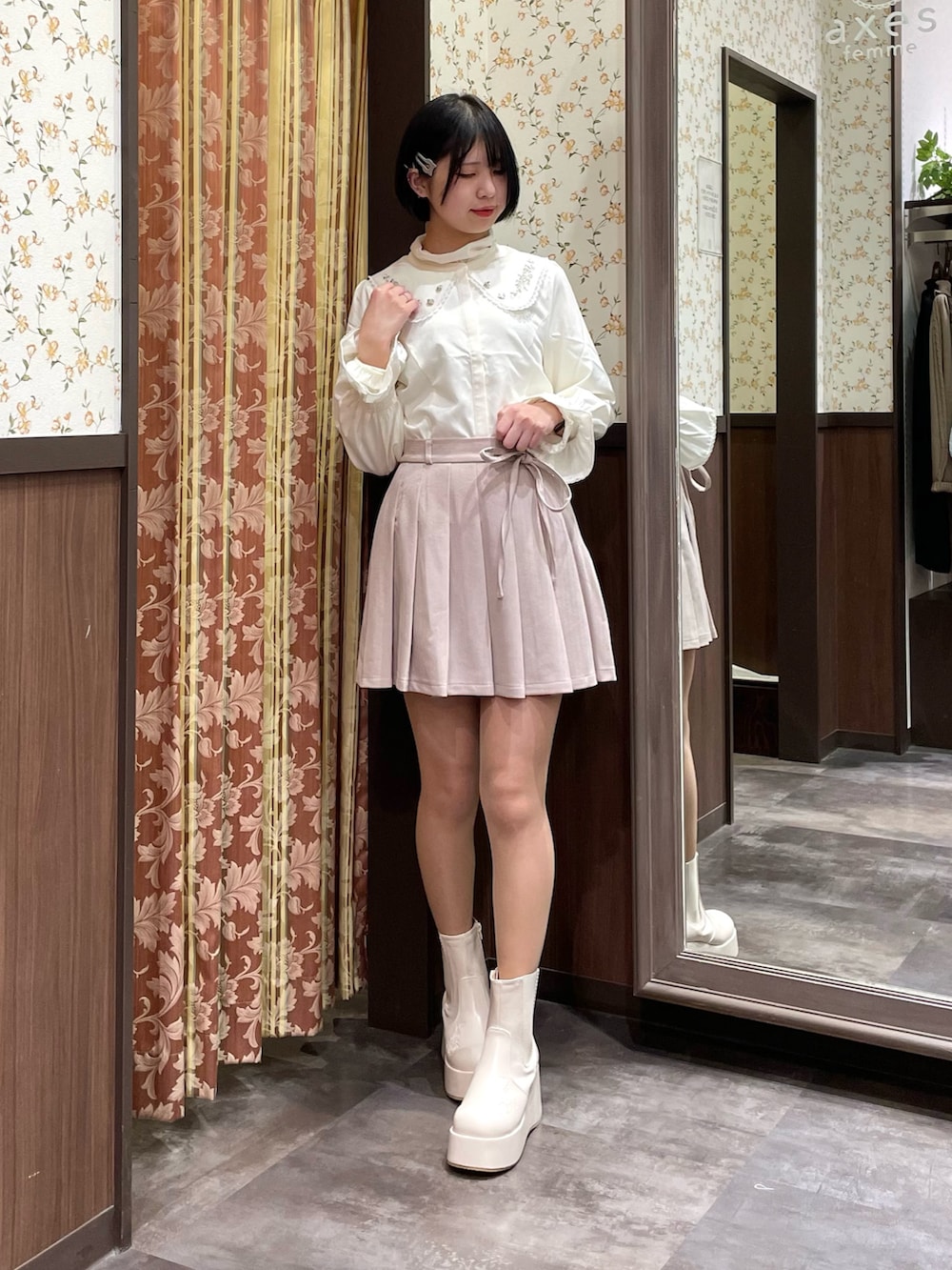 ブラウン系のその他パンツ、ブラウン系のショルダーバッグ、パープル系のカーディガン/ボレロを着用したレディースの冬コーディネートの6枚目の写真