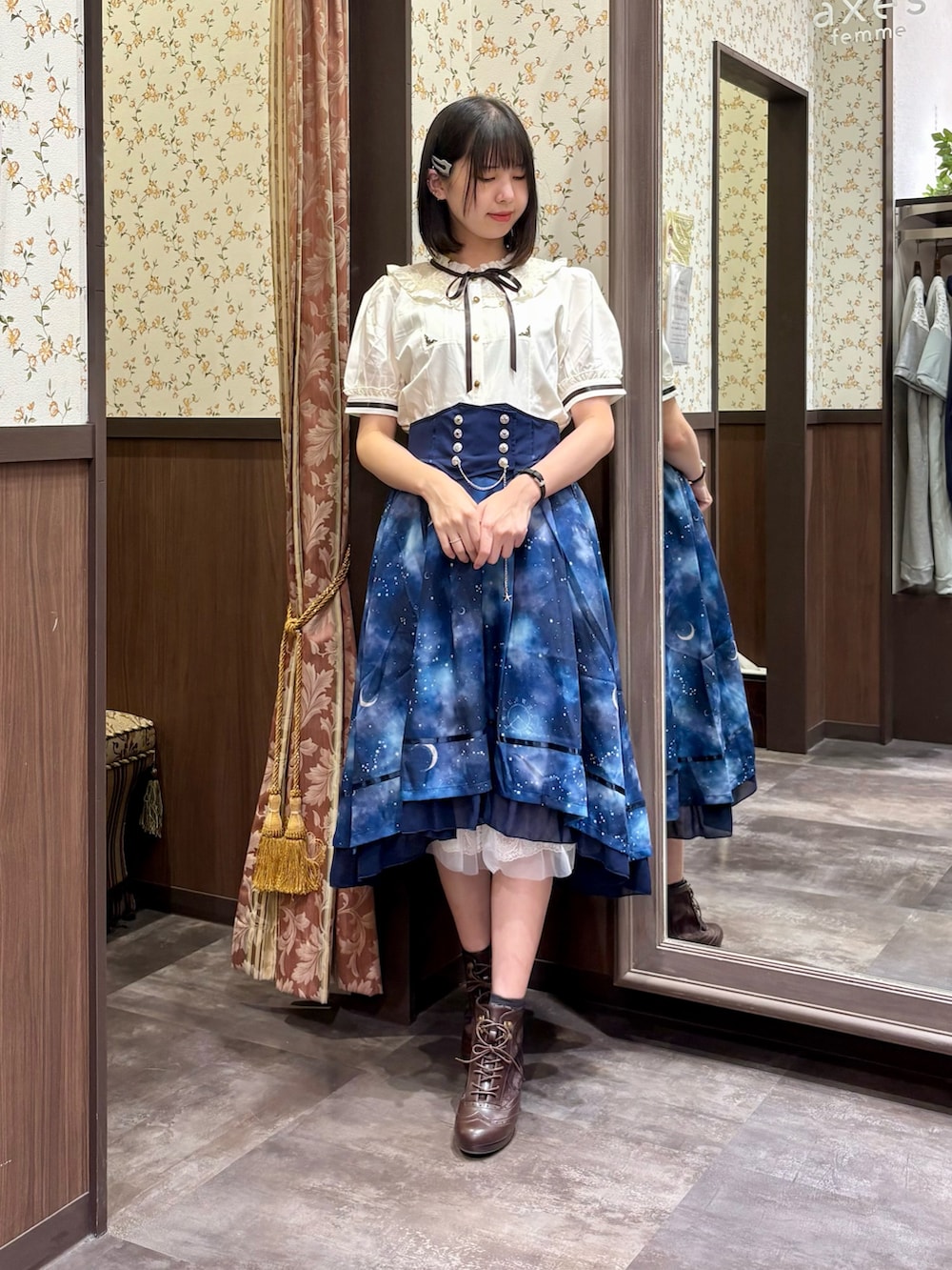 「axes femme、セットアップ、夏コーデ、大人かわいい、シャツ/ブラウス、夏物、フェススタイル、夏、ブルー、クラシカル、星、星柄、ブラウス、ブラウス×スカート、ブラウスコーデ」｜「axes femmeの吸水速乾フラワーレースタンク（タンクトップ、ホワイト系）」を使った、白あんさん（レディース・162cm）の夏コーディネートの4枚目の写真