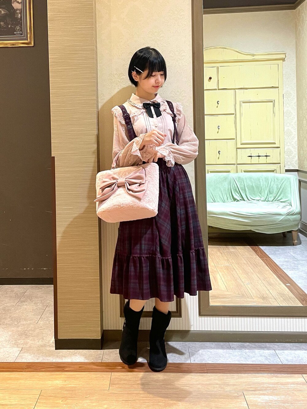 ブラック系のブーツ、ピンク系のシャツ/ブラウス、ブラック系のテーラードジャケットを着用したレディースの秋コーディネートの2枚目の写真