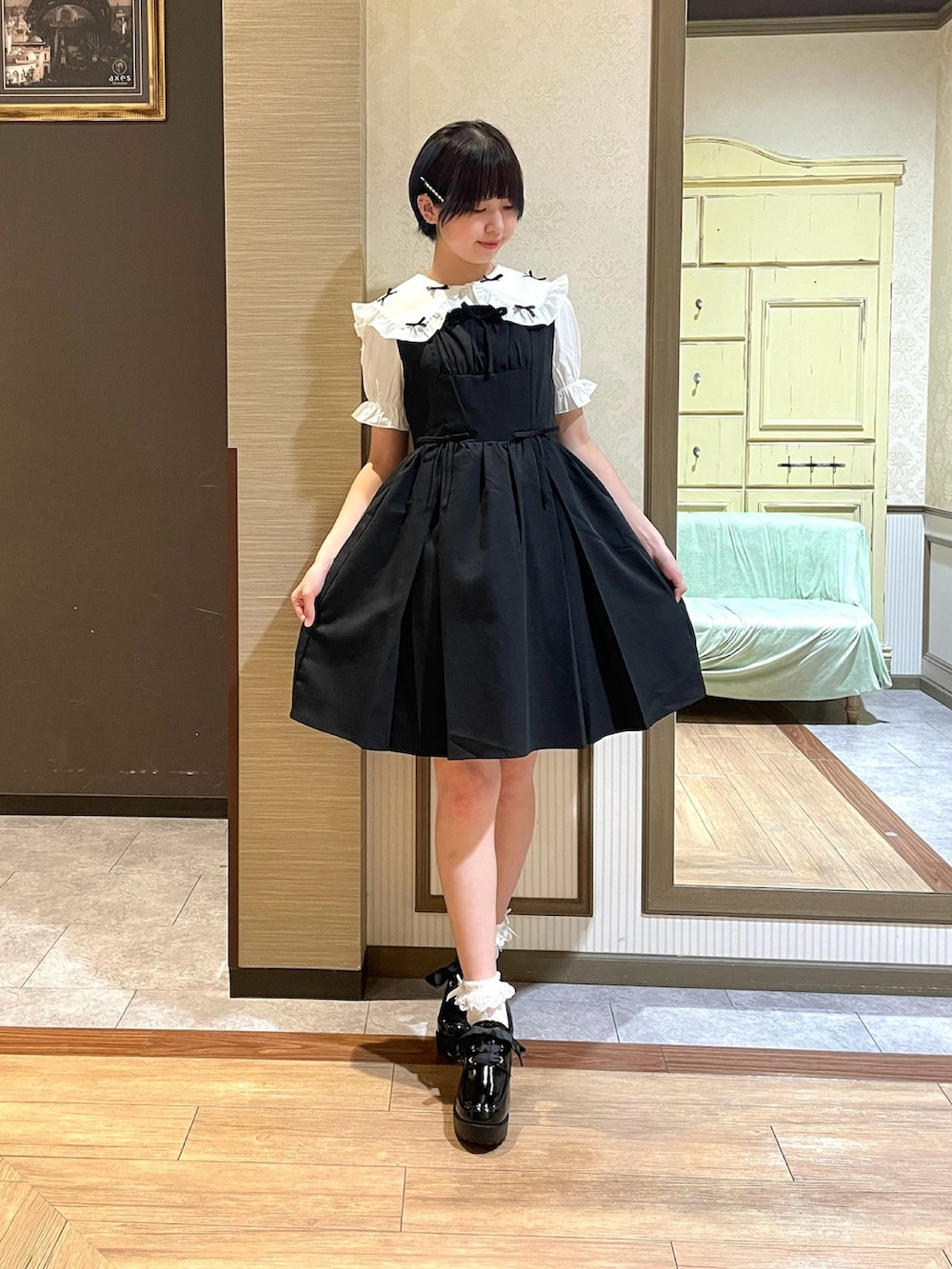 ホワイト系のタンクトップ、ホワイト系のシャツ/ブラウス、ブラック系のパンプスを着用したレディースの夏コーディネートの3枚目の写真