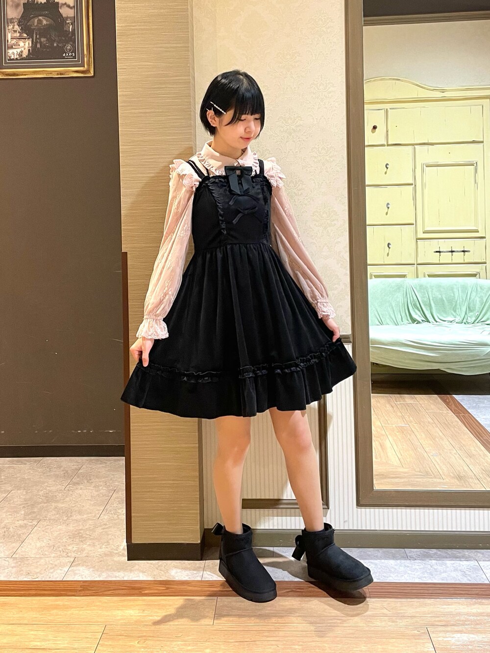 ピンク系のシャツ/ブラウス、ブラック系のワンピース、ブラック系のステンカラーコートを着用したレディースの秋コーディネートの5枚目の写真