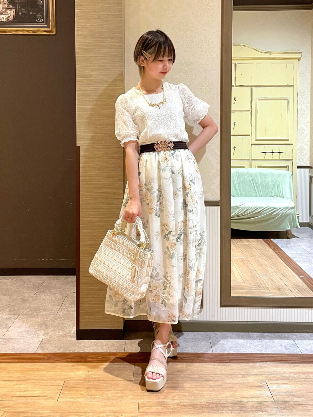 ホワイト系のスカート、ホワイト系のTシャツ/カットソー、ホワイト系のタンクトップを着用したレディースの夏コーディネートの2枚目の写真