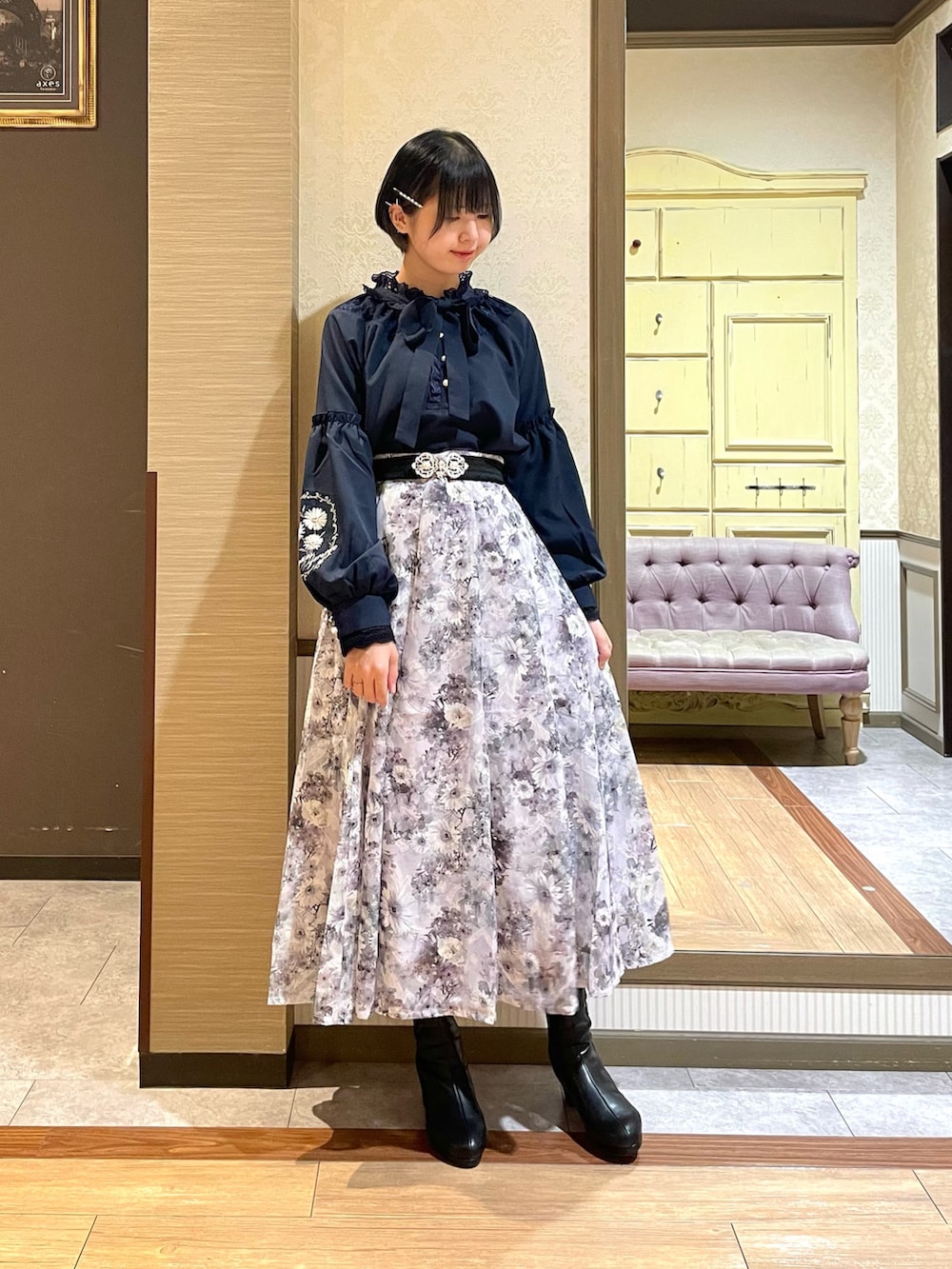 ブルー系のシャツ/ブラウス、パープル系のスカート、ブラック系のブーツを着用したレディースの秋コーディネートの2枚目の写真