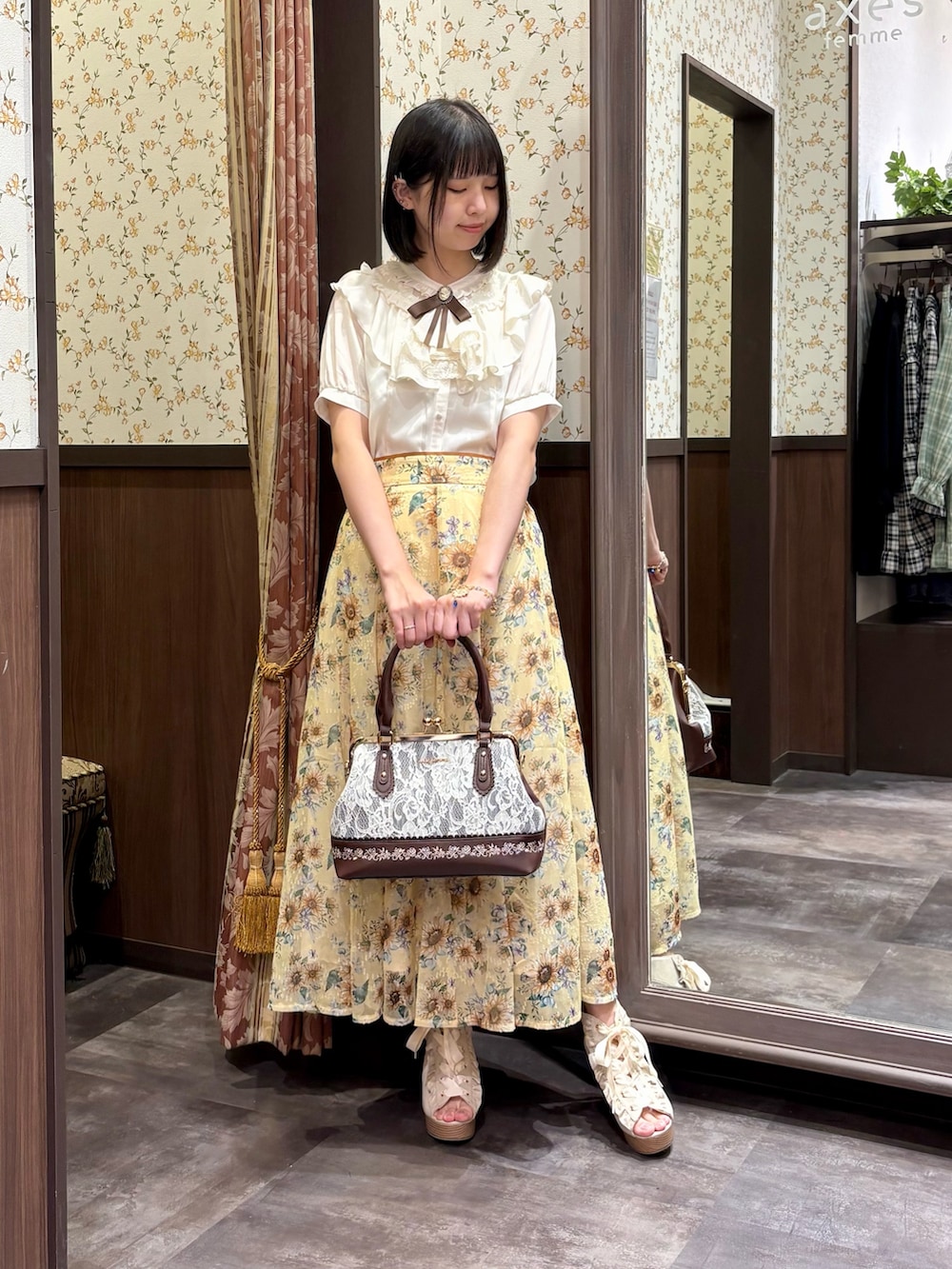 ホワイト系のシャツ/ブラウス、ホワイト系のタンクトップ、ブラウン系のボストンバッグを着用したレディースの夏コーディネートの2枚目の写真