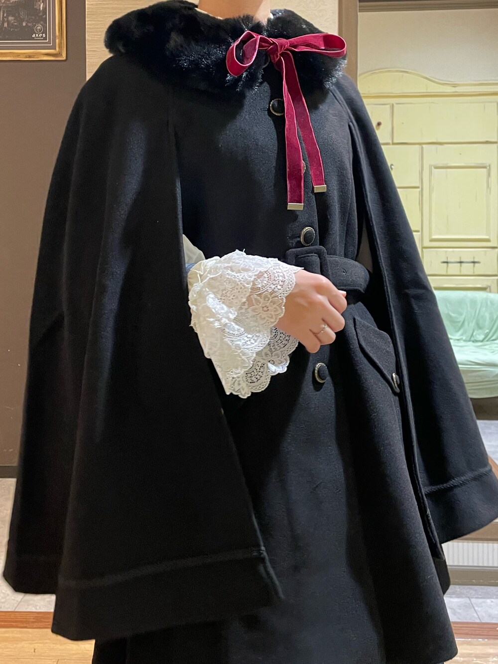 ブルー系のスカート、ブラック系のブーツ、ホワイト系のシャツ/ブラウスを着用したレディースの秋コーディネートの5枚目の写真