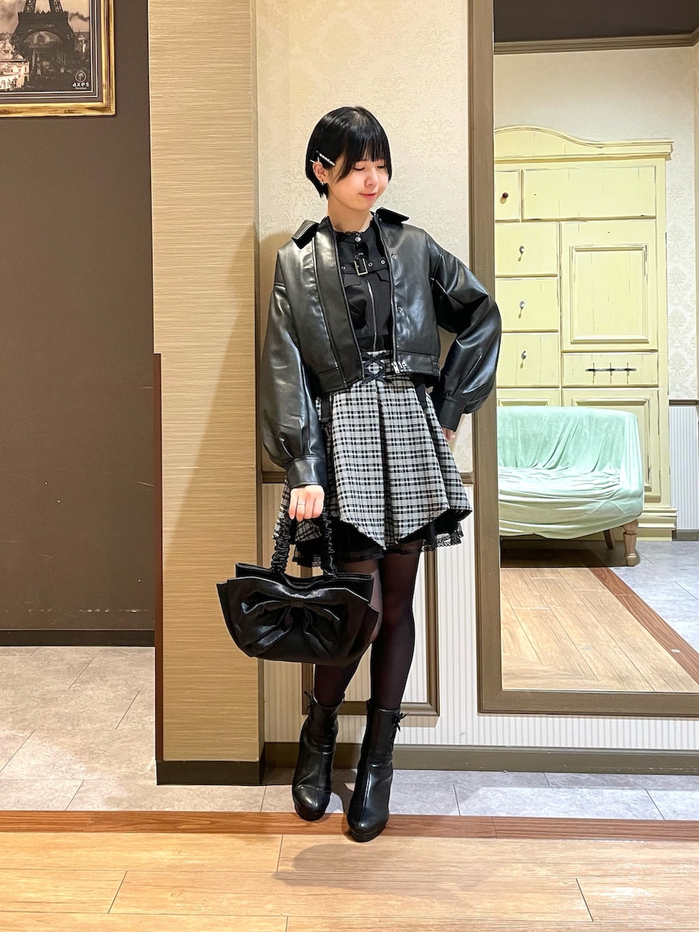ブラック系のその他パンツ、ブラック系のブーツ、ブラック系のブルゾンを着用したレディースの秋コーディネートの6枚目の写真