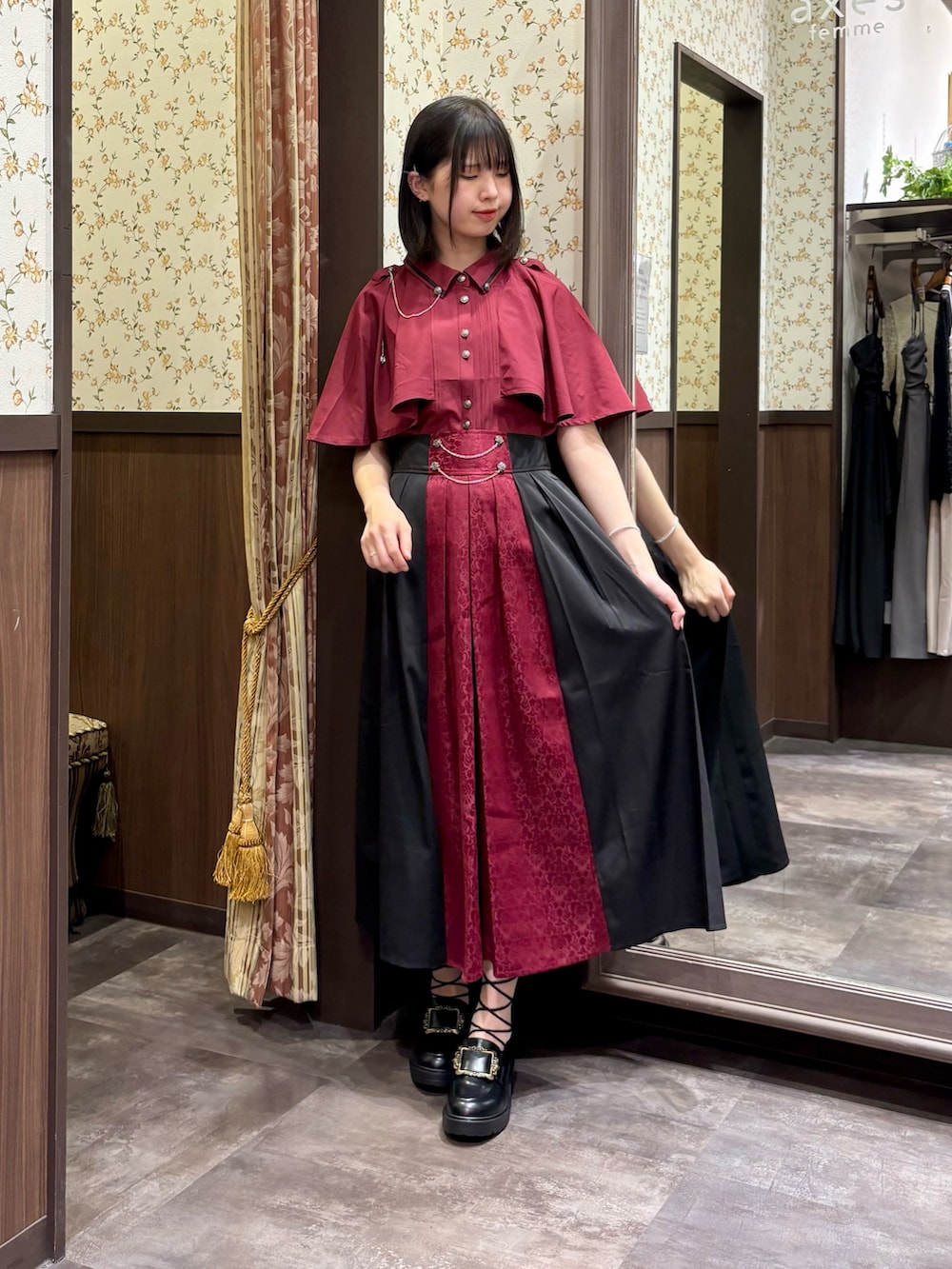 ブラック系のローファー、レッド系のシャツ/ブラウス、ブラック系のタンクトップを着用したレディースの夏コーディネートの2枚目の写真