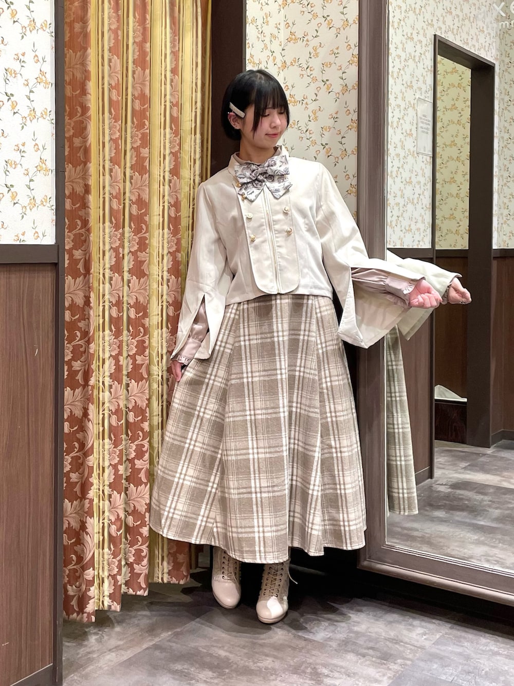 ピンク系のシャツ/ブラウス、ベージュ系のテーラードジャケット、ベージュ系のスカートを着用したレディースの冬コーディネートの2枚目の写真