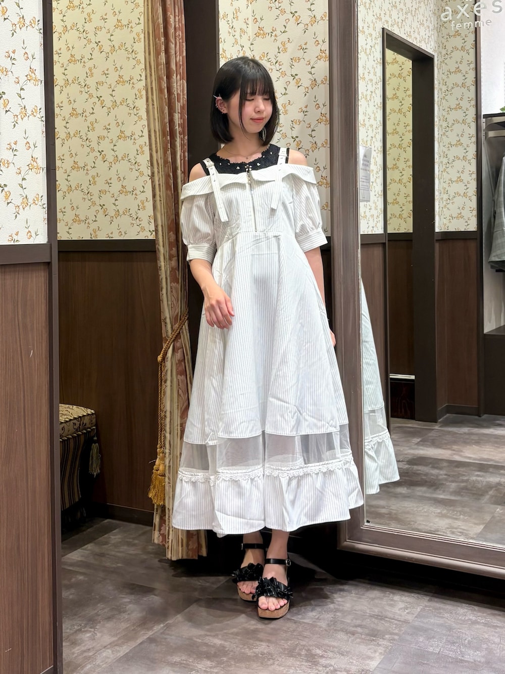 ブラック系のタンクトップ、ホワイト系のワンピース、ブラック系のサンダルを着用したレディースの夏コーディネートの9枚目の写真