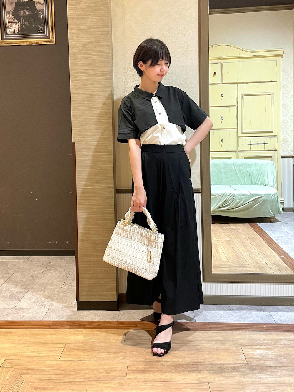 ブラック系のサンダル、ホワイト系のタンクトップ、ブラック系のシャツ/ブラウスを着用したレディースの夏コーディネートの2枚目の写真