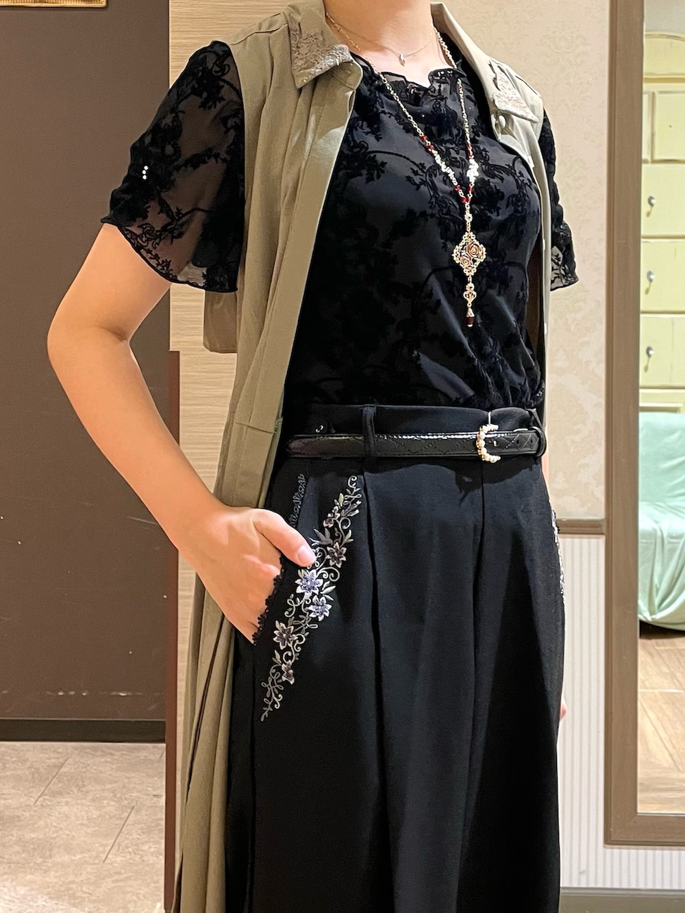 ブラック系のその他パンツ、ブラック系のブーツ、ブラック系のタンクトップを着用したレディースの夏コーディネートの6枚目の写真