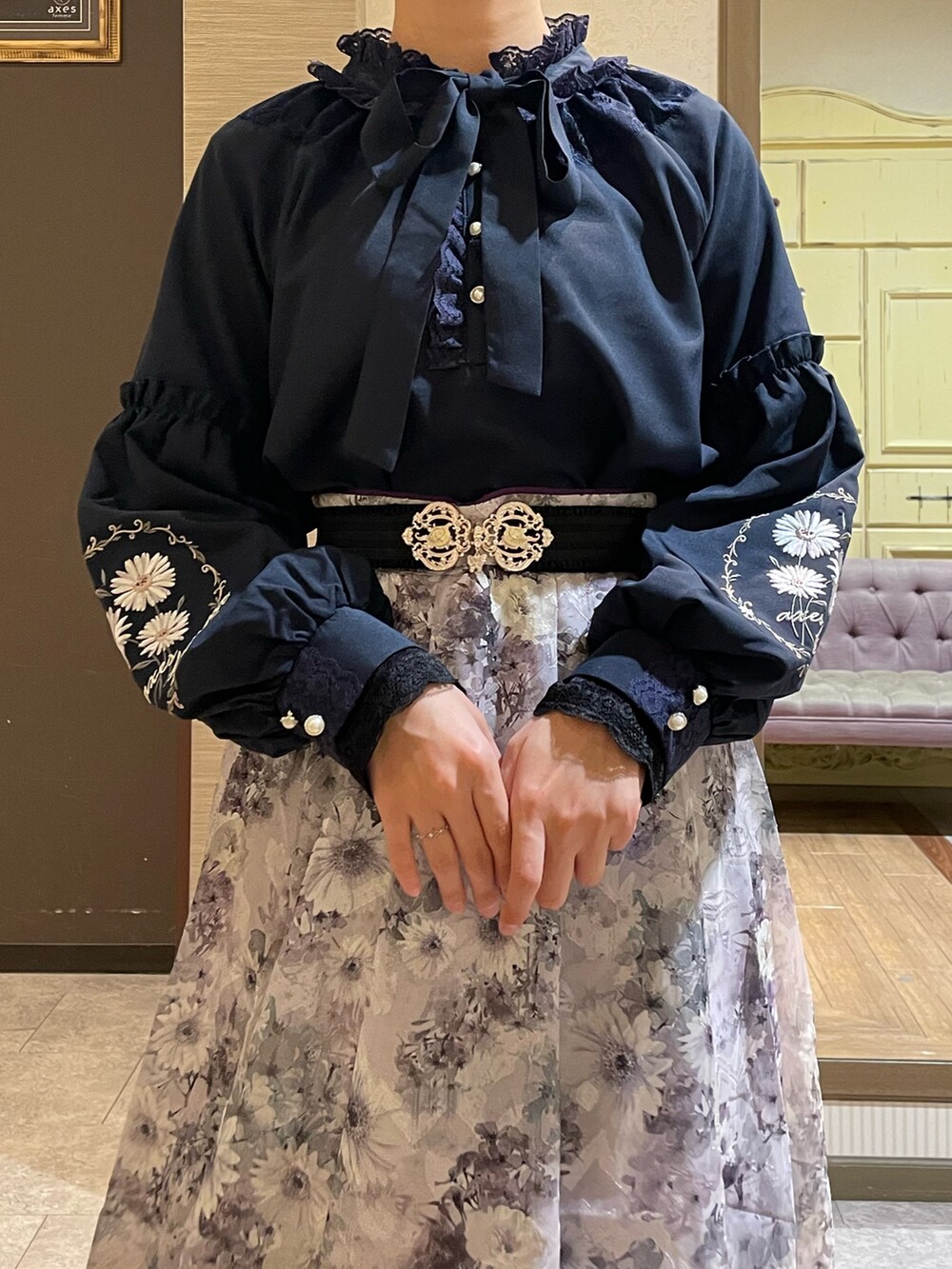 ブルー系のシャツ/ブラウス、パープル系のスカート、ブラック系のブーツを着用したレディースの秋コーディネートの3枚目の写真