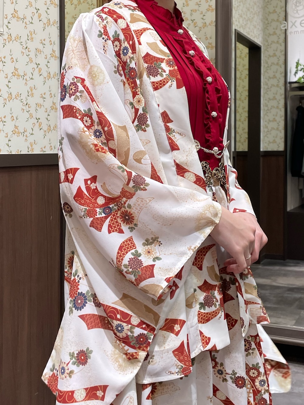 ホワイト系のワンピース、ホワイト系のカーディガン/ボレロ、ブラック系のボストンバッグを着用したレディースの春コーディネートの4枚目の写真