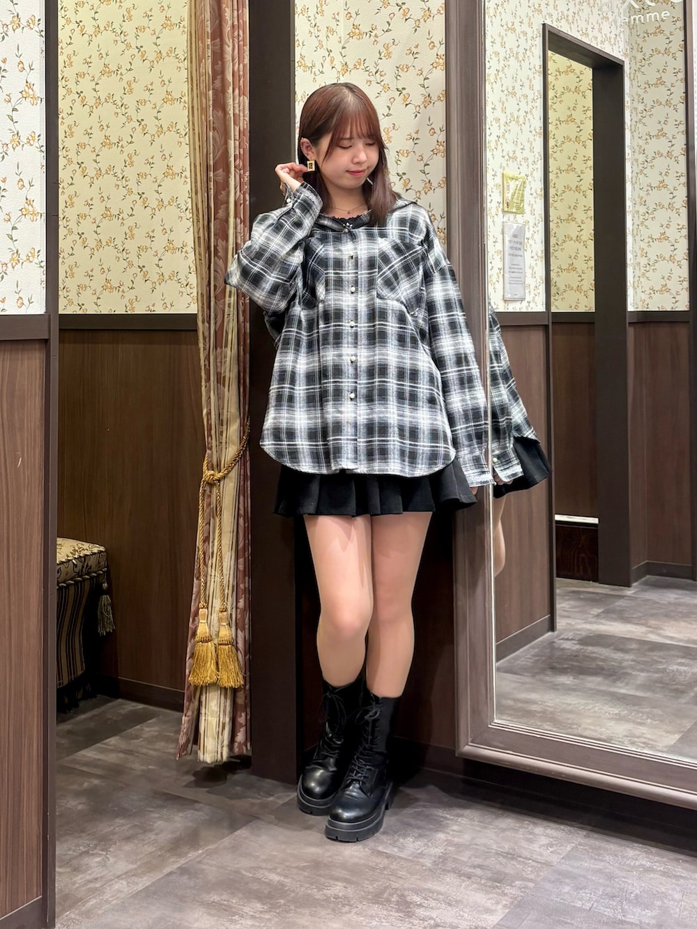 ブラック系のシャツ/ブラウス、ブラック系のタンクトップ、ブラック系のニット/セーターを着用したレディースの秋コーディネートの4枚目の写真