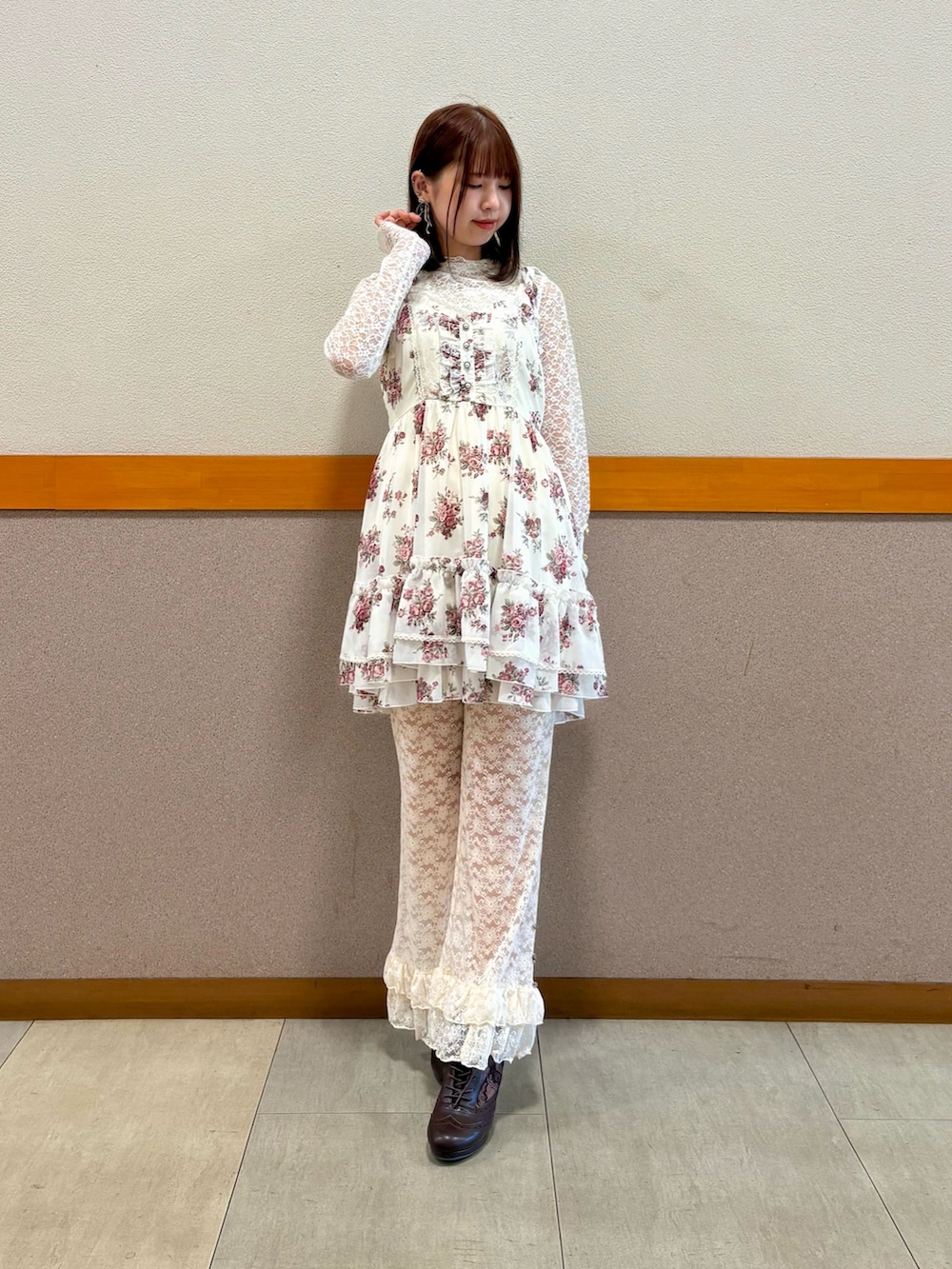 ホワイト系のTシャツ/カットソー、ホワイト系のチュニック、ホワイト系のカーディガン/ボレロを着用したレディースの秋コーディネートの4枚目の写真