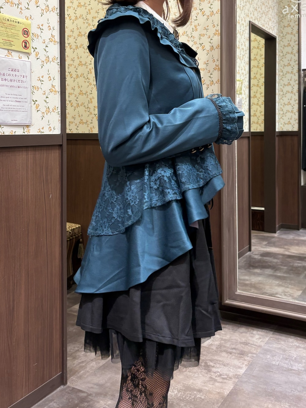 ブラック系のブーツ、ブラック系のその他パンツ、ブラック系のボストンバッグを着用したレディースの秋コーディネートの7枚目の写真