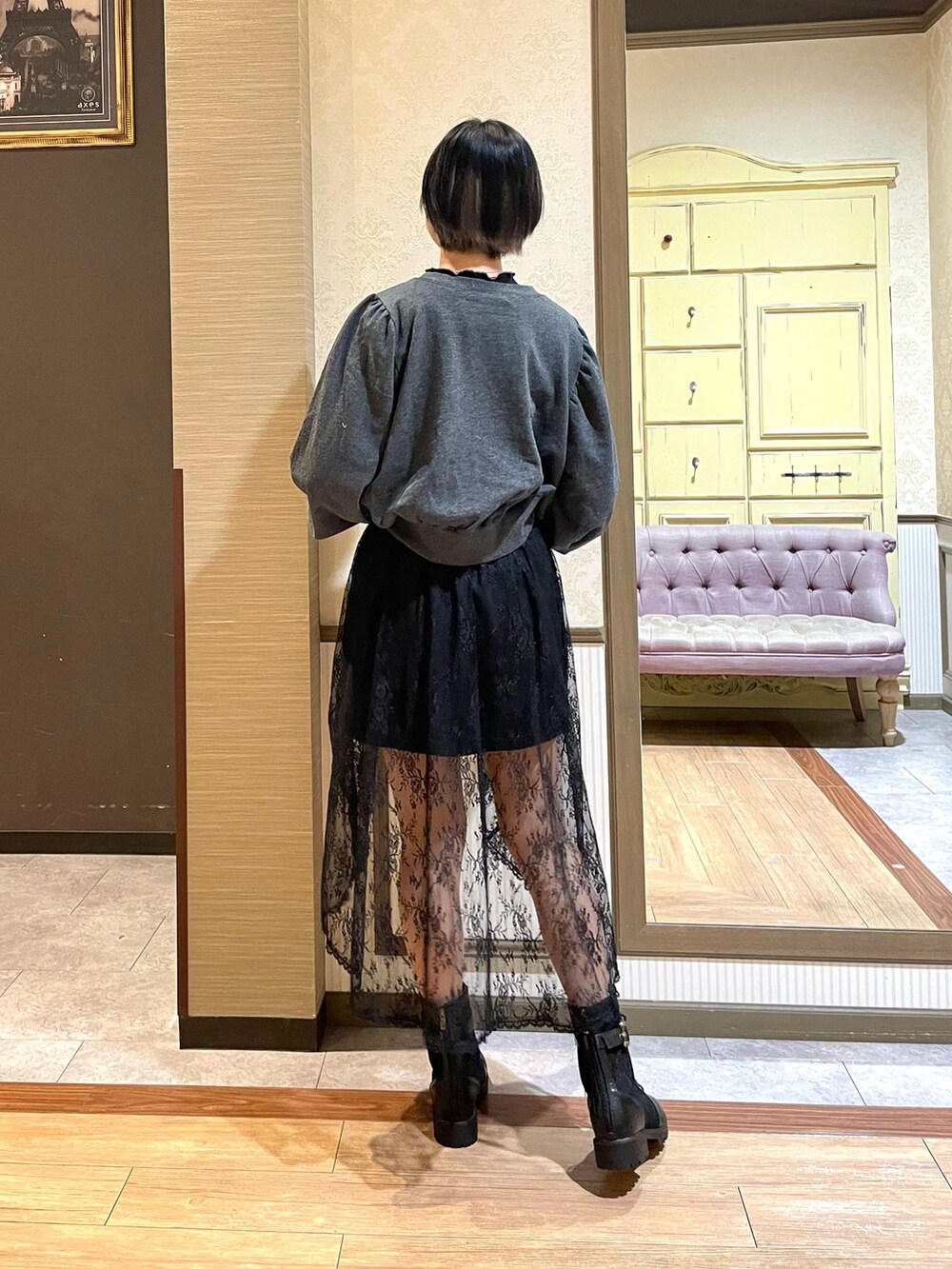 ブラック系のスカート、ブラック系のブーツ、ブラック系のショルダーバッグを着用したレディースの秋コーディネートの4枚目の写真