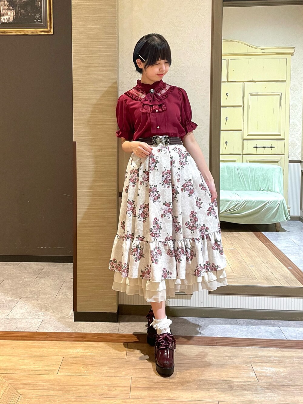 ホワイト系のタンクトップ、レッド系のシャツ/ブラウス、ホワイト系のベストを着用したレディースの夏コーディネートの7枚目の写真