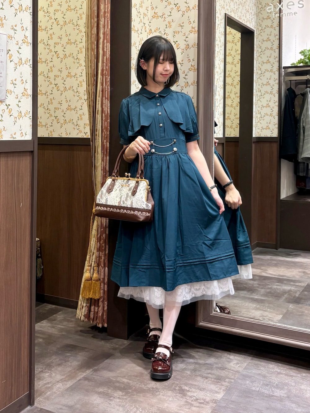 「axes femme、ワンピース、ショルダーバッグ、ワントーンコーデ、高身長女子、低身長女子、緑、ライブ、推し活コーデ、パンプス、パンプス×靴下」｜「axes femmeのハイウエストフラシ半袖ワンピース（ワンピース、グリーン系）」を使った、白あんさん（レディース・161cm）の春コーディネートの2枚目の写真