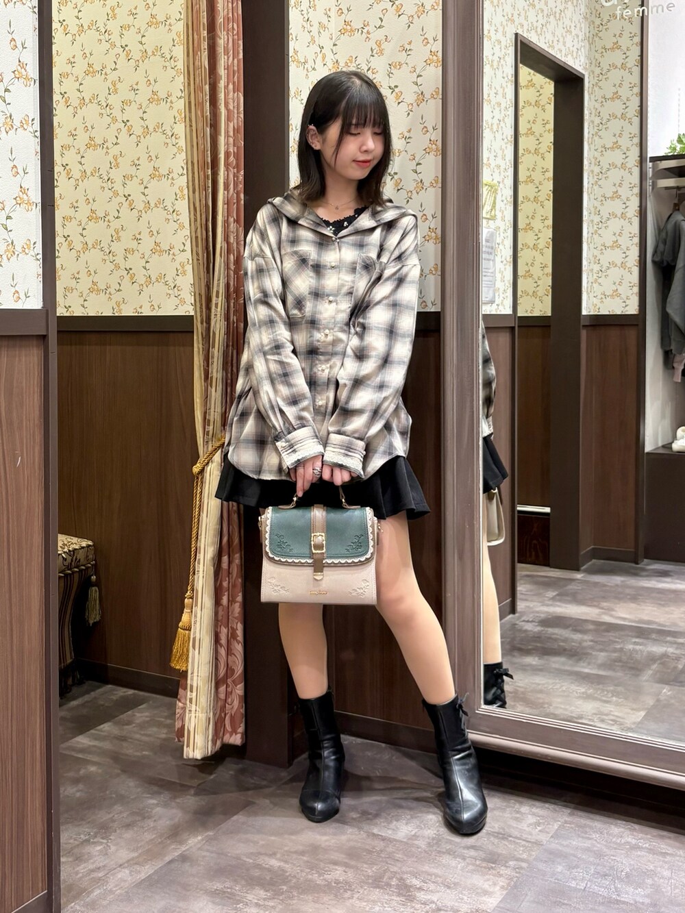 ブラック系のタンクトップ、ベージュ系のシャツ/ブラウス、ブラック系のその他パンツを着用したレディースの夏コーディネートの4枚目の写真