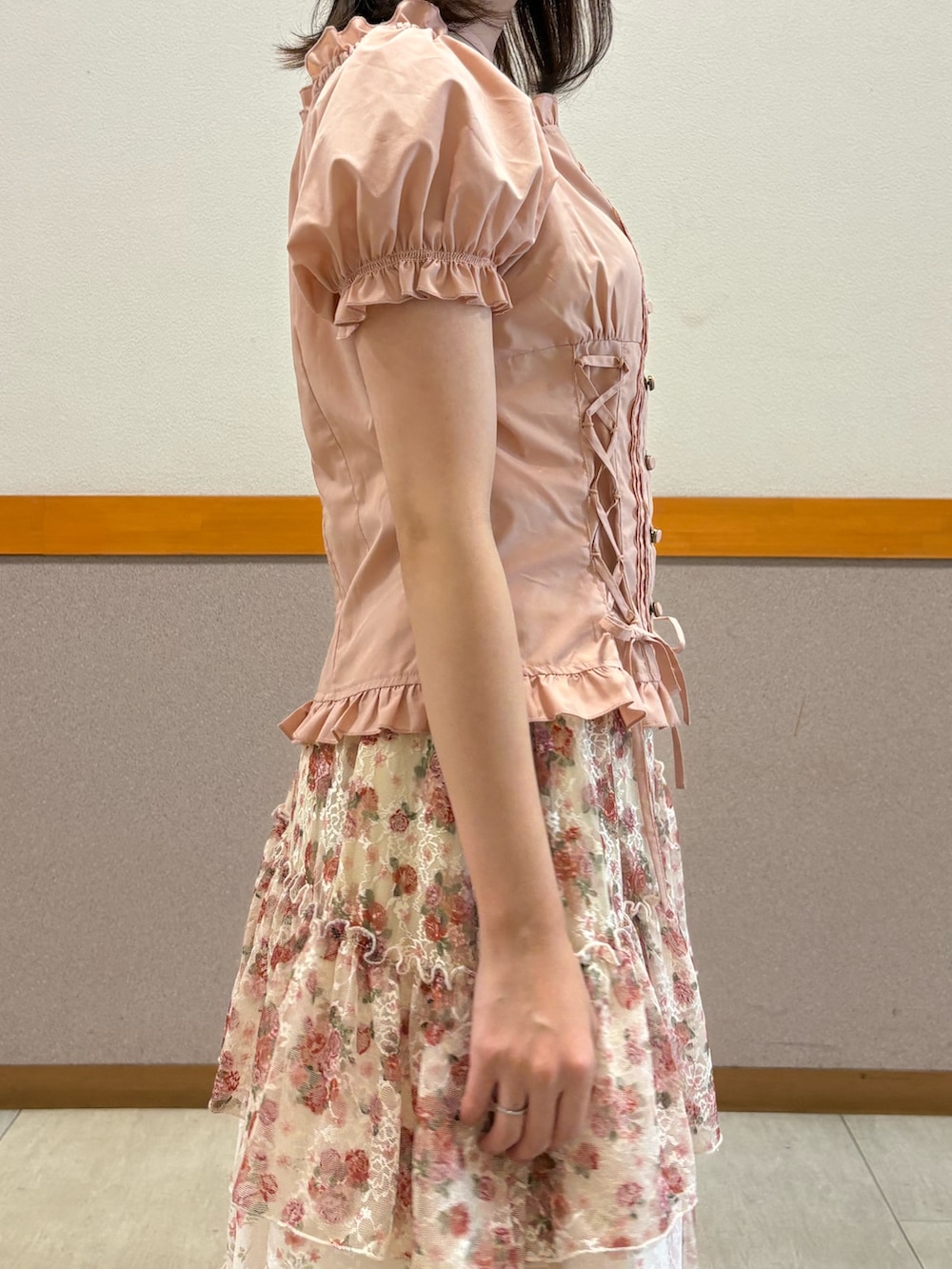 ピンク系のシャツ/ブラウス、ブラウン系のボストンバッグ、ベージュ系のスカートを着用したレディースの秋コーディネートの9枚目の写真