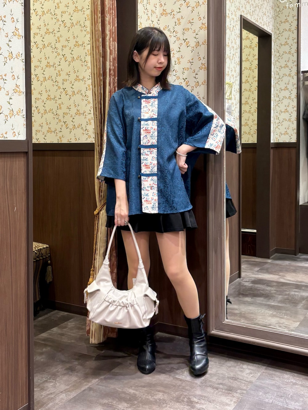 ブルー系のシャツ/ブラウス、ブラック系のその他パンツ、ブラック系のタンクトップを着用したレディースの夏コーディネートの4枚目の写真