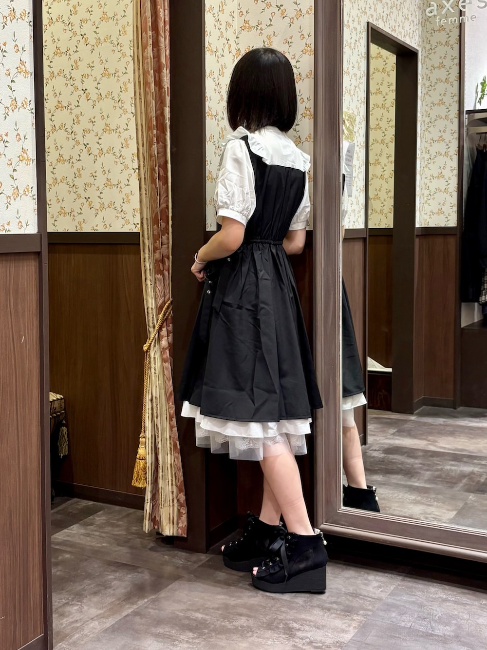 ホワイト系のタンクトップ、ブラック系のワンピース、ブラック系のサンダルを着用したレディースの夏コーディネートの4枚目の写真