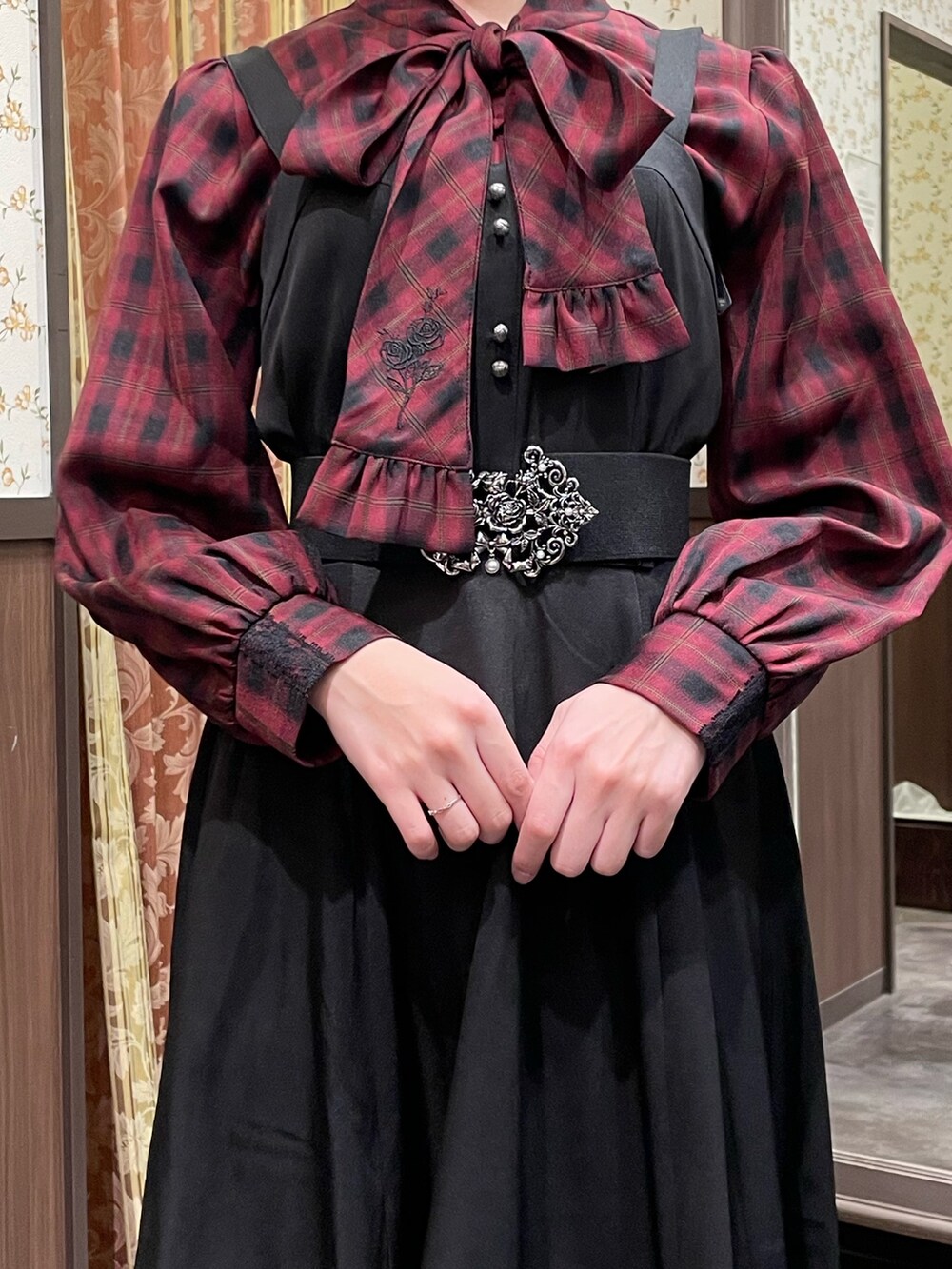 レッド系のシャツ/ブラウス、ブラック系のブルゾン、ブラック系のワンピースを着用したレディースの冬コーディネートの6枚目の写真