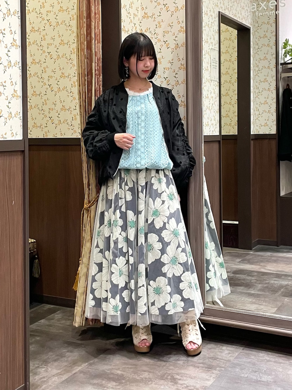 ホワイト系のタンクトップ、グリーン系のTシャツ/カットソー、ブラウン系のショルダーバッグを着用したレディースの春コーディネートの6枚目の写真